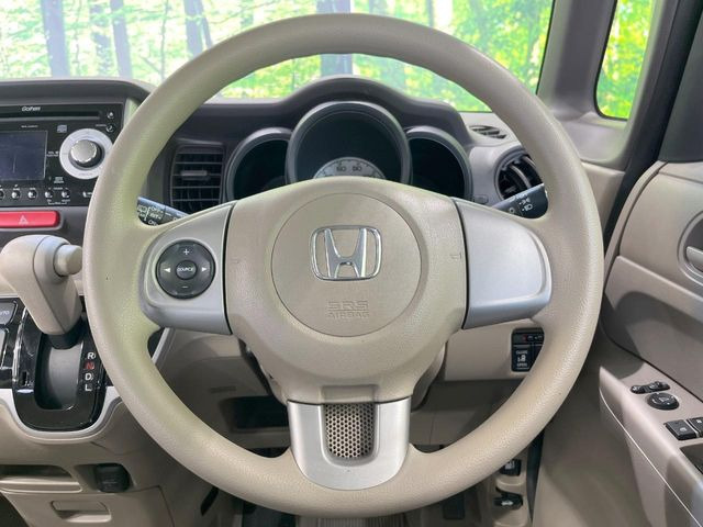 �C���e���A�ɍ��킹���f�U�C���̃X�e�A�����O�́A�^�]�������̂��Ƃ��l���A�^�]���₷���`��A�傫���ł��B�����x�A���ۂɐG���Ă��m���߂��������B