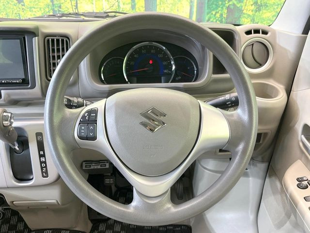�C���e���A�ɍ��킹���f�U�C���̃X�e�A�����O�́A�^�]�������̂��Ƃ��l���A�^�]���₷���`��A�傫���ł��B�����x�A���ۂɐG���Ă��m���߂��������B