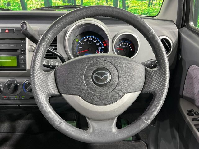 �C���e���A�ɍ��킹���f�U�C���̃X�e�A�����O�́A�^�]�������̂��Ƃ��l���A�^�]���₷���`��A�傫���ł��B�����x�A���ۂɐG���Ă��m���߂��������B