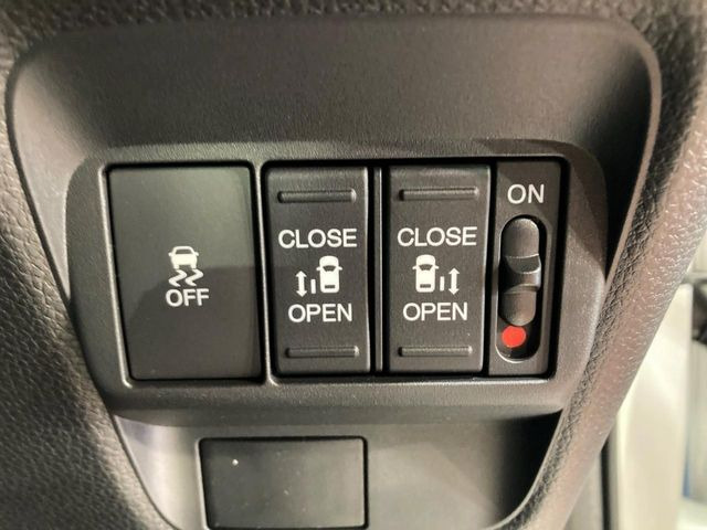 【両側パワースライドドア】スマートキーや運転席のスイッチで後席両側スライドドアの開閉が可能♪電動だから力を入れてドアを開ける必要が無く、小さなお子様でも簡単に開け閉めでき快適です♪