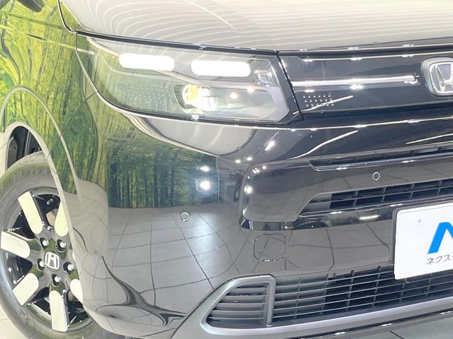 【LEDヘッドライト】悪天候や夜間走行時も良好な視界を確保し安心して運転できる高輝度LEDヘッドライトを装備!点灯速度が早く、消費電力も抑えられています。