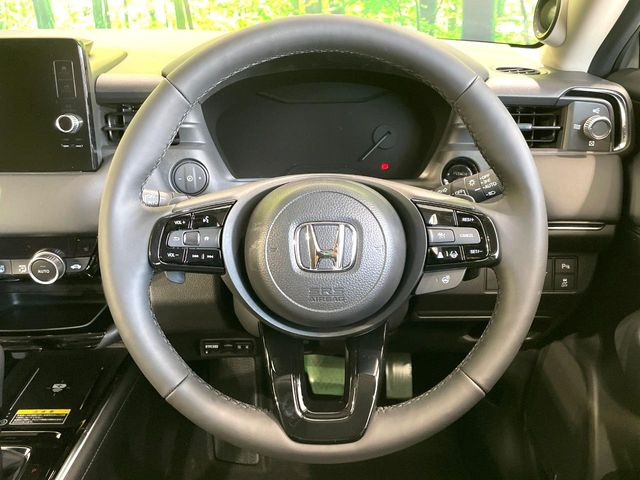 �C���e���A�ɍ��킹���f�U�C���̃X�e�A�����O�́A�^�]�������̂��Ƃ��l���A�^�]���₷���`��A�傫���ł��B�����x�A���ۂɐG���Ă��m���߂��������B