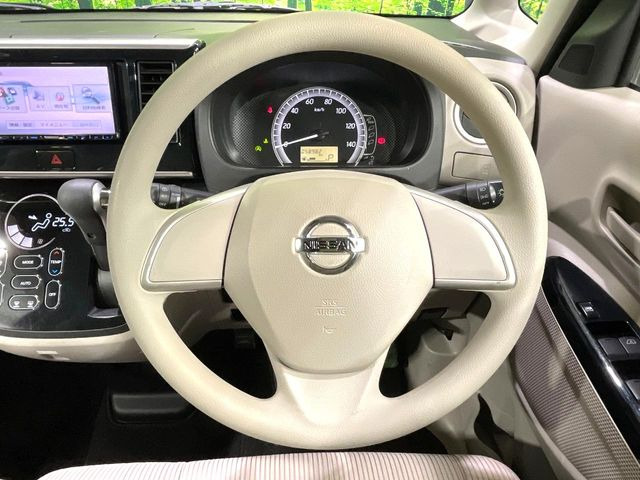 �C���e���A�ɍ��킹���f�U�C���̃X�e�A�����O�́A�^�]�������̂��Ƃ��l���A�^�]���₷���`��A�傫���ł��B�����x�A���ۂɐG���Ă��m���߂��������B