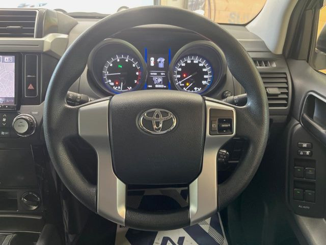 �C���e���A�ɍ��킹���f�U�C���̃X�e�A�����O�́A�^�]�������̂��Ƃ��l���A�^�]���₷���`��A�傫���ł��B�����x�A���ۂɐG���Ă��m���߂��������B