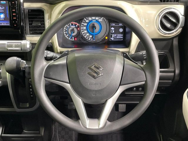 �C���e���A�ɍ��킹���f�U�C���̃X�e�A�����O�́A�^�]�������̂��Ƃ��l���A�^�]���₷���`��A�傫���ł��B�����x�A���ۂɐG���Ă��m���߂��������B