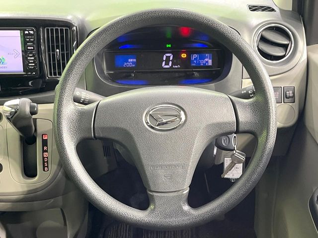 �C���e���A�ɍ��킹���f�U�C���̃X�e�A�����O�́A�^�]�������̂��Ƃ��l���A�^�]���₷���`��A�傫���ł��B�����x�A���ۂɐG���Ă��m���߂��������B