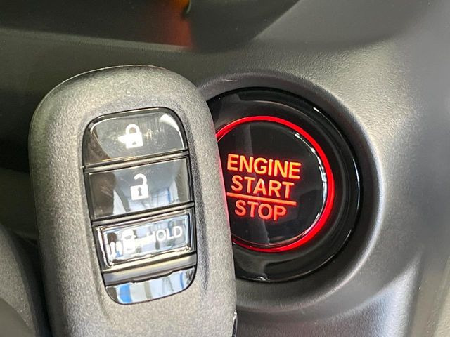 �yHonda�X�}�[�g�L�[�z�J�o����|�P�b�g�ɓ��ꂽ�܂܂ł��h�A�̎{���E�������\�ȃX�}�[�g�L�[�𑕔��B�G���W���̃I���E�I�t�����J�M�����o���K�v����������Ƃ��Ă��֗��ł���