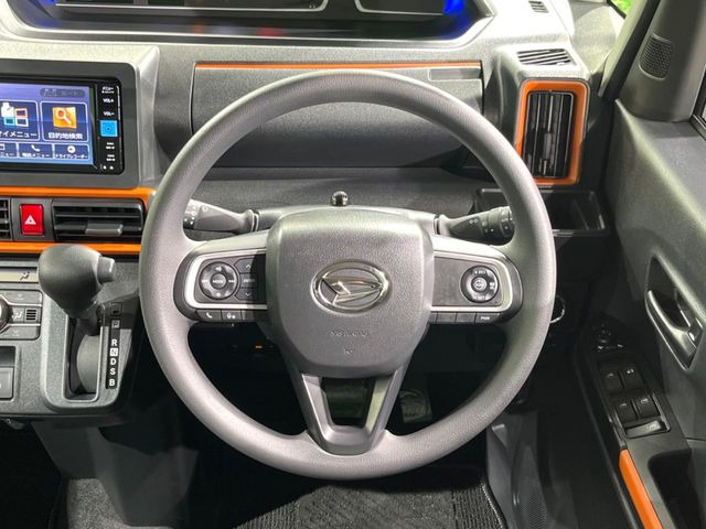 �C���e���A�ɍ��킹���f�U�C���̃X�e�A�����O�́A�^�]�������̂��Ƃ��l���A�^�]���₷���`��A�傫���ł��B�����x�A���ۂɐG���Ă��m���߂��������B