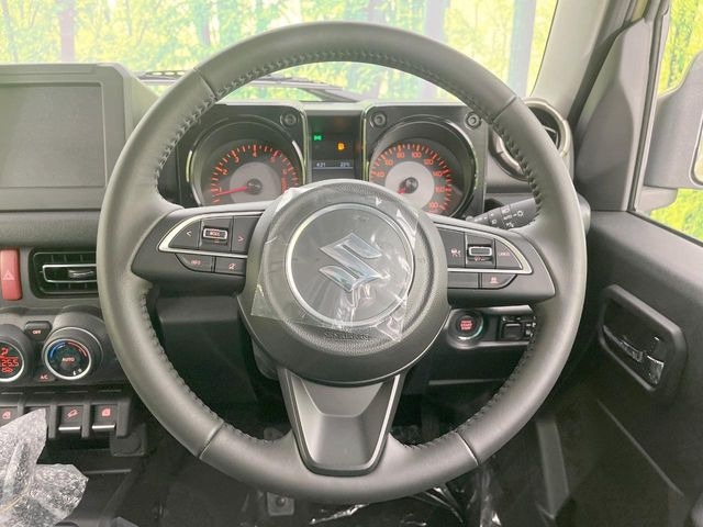 �C���e���A�ɍ��킹���f�U�C���̃X�e�A�����O�́A�^�]�������̂��Ƃ��l���A�^�]���₷���`��A�傫���ł��B�����x�A���ۂɐG���Ă��m���߂��������B