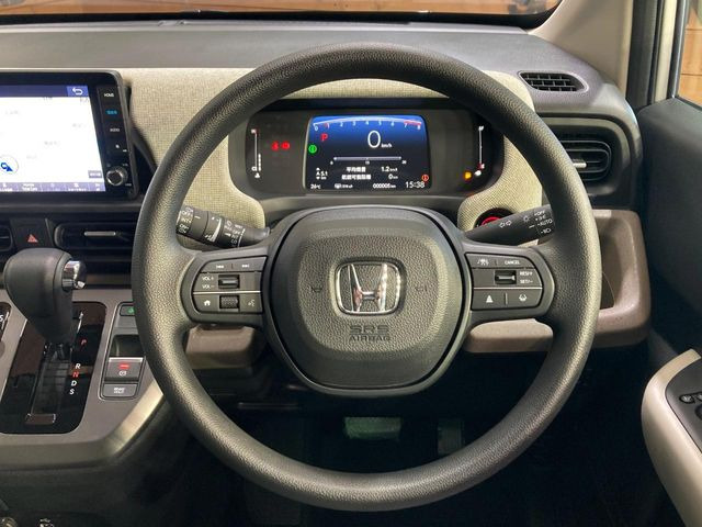 インテリアに合わせたデザインのステアリングは、運転される方のことも考え、運転しやすい形状、大きさです。是非一度、実際に触ってお確かめください。