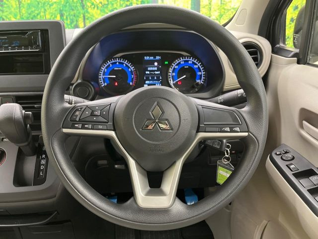 �C���e���A�ɍ��킹���f�U�C���̃X�e�A�����O�́A�^�]�������̂��Ƃ��l���A�^�]���₷���`��A�傫���ł��B�����x�A���ۂɐG���Ă��m���߂��������B