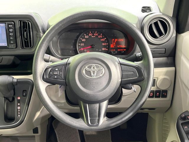�C���e���A�ɍ��킹���f�U�C���̃X�e�A�����O�́A�^�]�������̂��Ƃ��l���A�^�]���₷���`��A�傫���ł��B�����x�A���ۂɐG���Ă��m���߂��������B