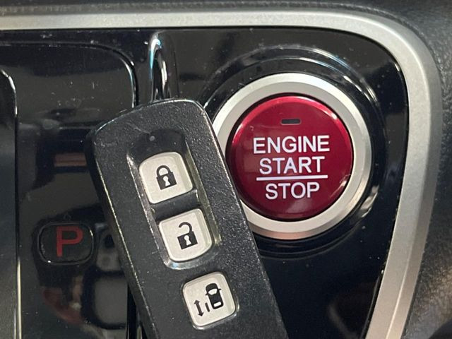 �yHonda�X�}�[�g�L�[�z�J�o����|�P�b�g�ɓ��ꂽ�܂܂ł��h�A�̎{���E�������\�ȃX�}�[�g�L�[�𑕔��B�G���W���̃I���E�I�t�����J�M�����o���K�v����������Ƃ��Ă��֗��ł���