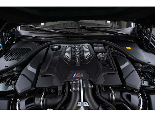 4.4L V�^8�C��DOHC�c�C���^�[�{�A625ps/76.5kgm�A�S��&times;�S��&times;�S��mm 4990&times;1905&times;1475mm