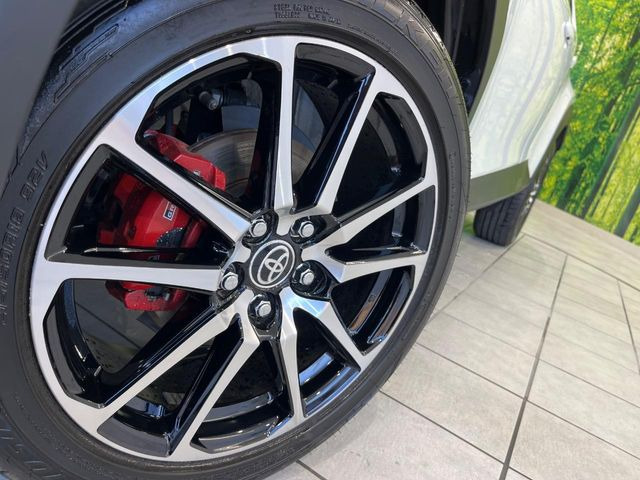 �y�O���[�h��p����18�C���`�A���~�z�C�[���z�f�U�C�����̍��������A���~�z�C�[���𑕒����Ă���܂��B�e��ЊO�A���~�z�C�[����A�X�^�b�h���X�^�C�����戵�����Ă���܂��B���񂲑��k����������