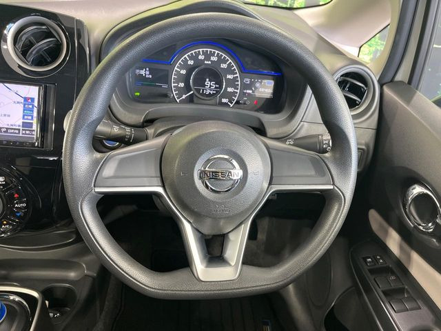 �C���e���A�ɍ��킹���f�U�C���̃X�e�A�����O�́A�^�]�������̂��Ƃ��l���A�^�]���₷���`��A�傫���ł��B�����x�A���ۂɐG���Ă��m���߂��������B