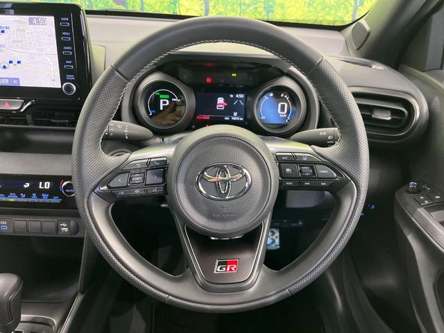 �C���e���A�ɍ��킹���f�U�C���̃X�e�A�����O�́A�^�]�������̂��Ƃ��l���A�^�]���₷���`��A�傫���ł��B�����x�A���ۂɐG���Ă��m���߂��������B