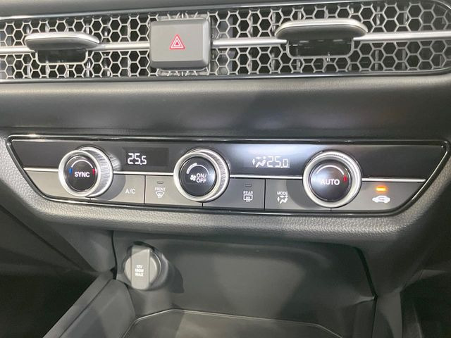【オートエアコン】一度お好みの温度に設定すれば、車内の温度を検知し風量や温度を自動で調整。暑い&hellip;寒い&hellip;と何度もスイッチ操作をする必要はありません。快適な車内空間には必須の機能ですね♪