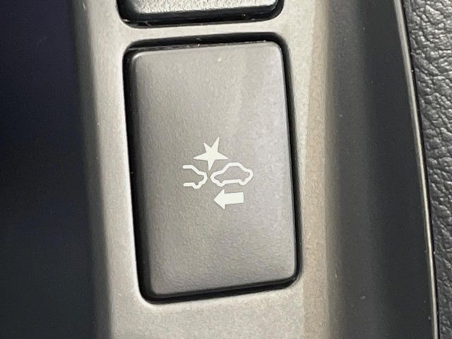 【プリクラッシュセーフティ】前方の車両等を検知し、衝突しそうな時は警報で注意を促し、ブレーキを踏む力をサポート。ブレーキを踏めなかった場合は衝突被害軽減ブレーキが作動、衝突回避をサポートします。