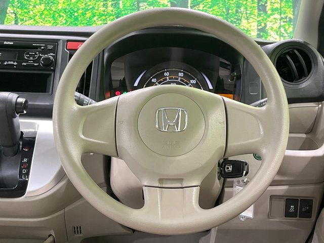 �C���e���A�ɍ��킹���f�U�C���̃X�e�A�����O�́A�^�]�������̂��Ƃ��l���A�^�]���₷���`��A�傫���ł��B�����x�A���ۂɐG���Ă��m���߂��������B