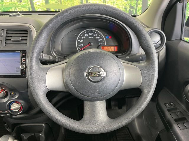 �C���e���A�ɍ��킹���f�U�C���̃X�e�A�����O�́A�^�]�������̂��Ƃ��l���A�^�]���₷���`��A�傫���ł��B�����x�A���ۂɐG���Ă��m���߂��������B