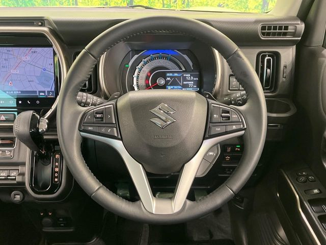 �C���e���A�ɍ��킹���f�U�C���̃X�e�A�����O�́A�^�]�������̂��Ƃ��l���A�^�]���₷���`��A�傫���ł��B�����x�A���ۂɐG���Ă��m���߂��������B