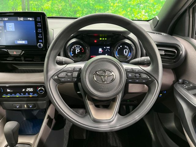 �C���e���A�ɍ��킹���f�U�C���̃X�e�A�����O�́A�^�]�������̂��Ƃ��l���A�^�]���₷���`��A�傫���ł��B�����x�A���ۂɐG���Ă��m���߂��������B