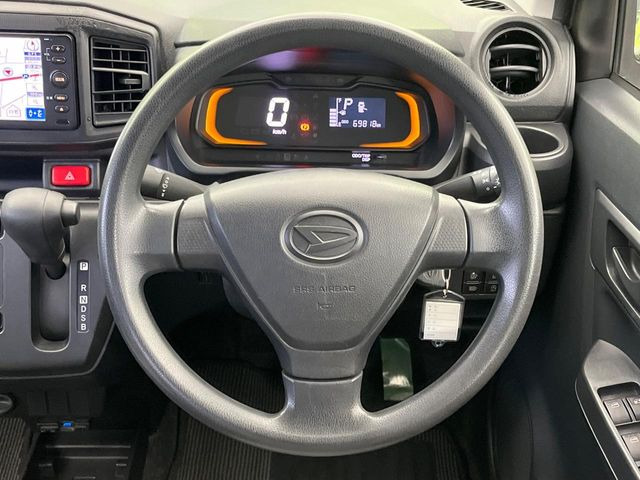 �C���e���A�ɍ��킹���f�U�C���̃X�e�A�����O�́A�^�]�������̂��Ƃ��l���A�^�]���₷���`��A�傫���ł��B�����x�A���ۂɐG���Ă��m���߂��������B