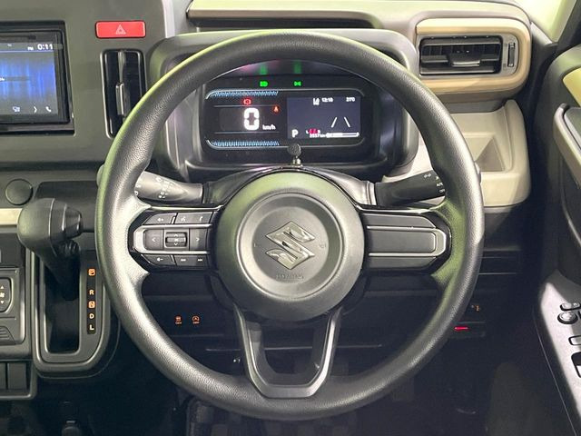 �C���e���A�ɍ��킹���f�U�C���̃X�e�A�����O�́A�^�]�������̂��Ƃ��l���A�^�]���₷���`��A�傫���ł��B�����x�A���ۂɐG���Ă��m���߂��������B