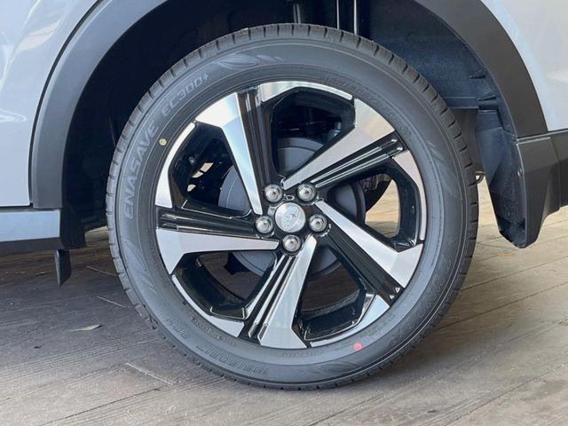�y����17�C���`�A���~�z�C�[���z�O�ςɃ}�b�`���������A���~�z�C�[���𑕒����Ă���܂��B�e��ЊO�A���~�z�C�[����A�X�^�b�h���X�^�C�����戵�����Ă���܂��B���񂲑��k����������