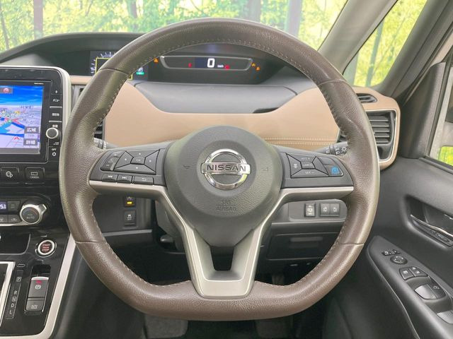 �C���e���A�ɍ��킹���f�U�C���̃X�e�A�����O�́A�^�]�������̂��Ƃ��l���A�^�]���₷���`��A�傫���ł��B�����x�A���ۂɐG���Ă��m���߂��������B