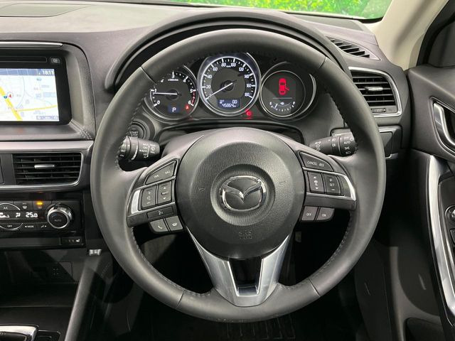 �C���e���A�ɍ��킹���f�U�C���̃X�e�A�����O�́A�^�]�������̂��Ƃ��l���A�^�]���₷���`��A�傫���ł��B�����x�A���ۂɐG���Ă��m���߂��������B