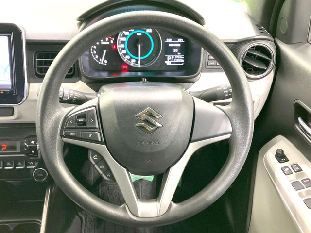 �C���e���A�ɍ��킹���f�U�C���̃X�e�A�����O�́A�^�]�������̂��Ƃ��l���A�^�]���₷���`��A�傫���ł��B�����x�A���ۂɐG���Ă��m���߂��������B