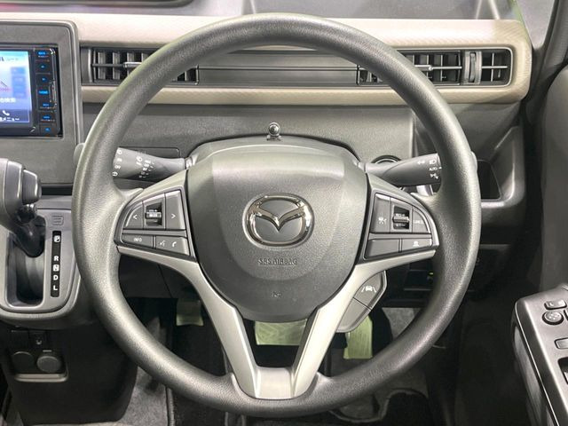 �C���e���A�ɍ��킹���f�U�C���̃X�e�A�����O�́A�^�]�������̂��Ƃ��l���A�^�]���₷���`��A�傫���ł��B�����x�A���ۂɐG���Ă��m���߂��������B