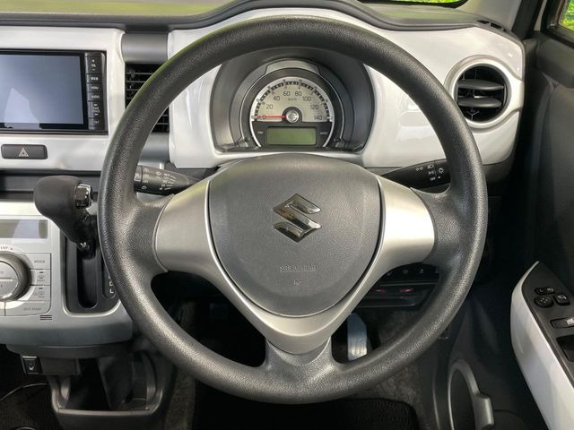 �C���e���A�ɍ��킹���f�U�C���̃X�e�A�����O�́A�^�]�������̂��Ƃ��l���A�^�]���₷���`��A�傫���ł��B�����x�A���ۂɐG���Ă��m���߂��������B