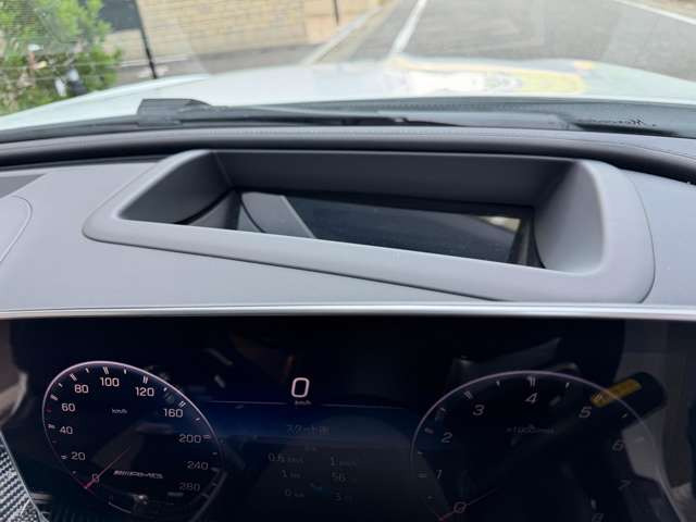 ヘッドアップディスプレイ(フロントウィンドに運転に必要な情報が映し出されます)