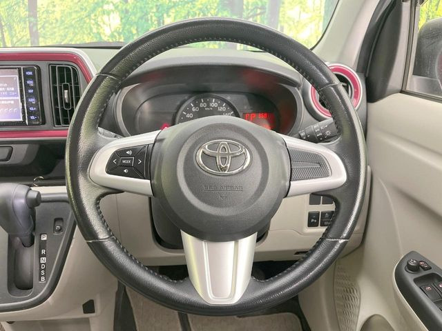 �C���e���A�ɍ��킹���f�U�C���̃X�e�A�����O�́A�^�]�������̂��Ƃ��l���A�^�]���₷���`��A�傫���ł��B�����x�A���ۂɐG���Ă��m���߂��������B