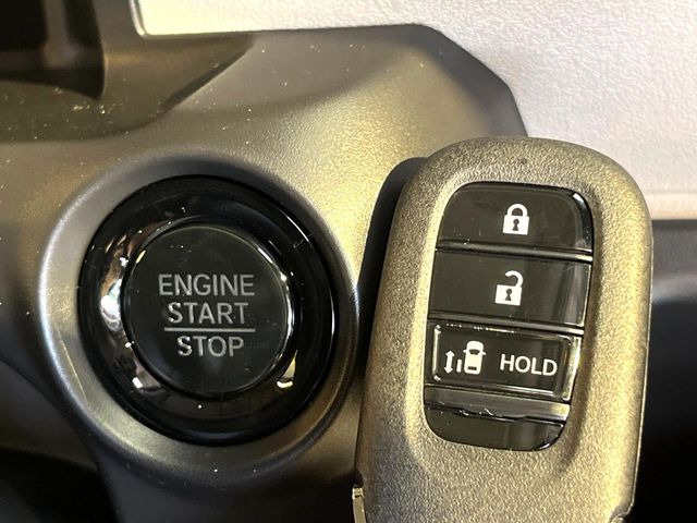 �yHonda�X�}�[�g�L�[�z�J�o����|�P�b�g�ɓ��ꂽ�܂܂ł��h�A�̎{���E�������\�ȃX�}�[�g�L�[�𑕔��B�G���W���̃I���E�I�t�����J�M�����o���K�v����������Ƃ��Ă��֗��ł���