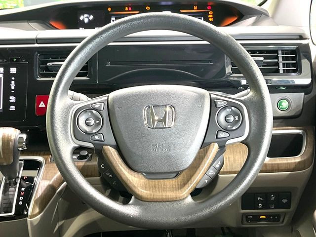�C���e���A�ɍ��킹���f�U�C���̃X�e�A�����O�́A�^�]�������̂��Ƃ��l���A�^�]���₷���`��A�傫���ł��B�����x�A���ۂɐG���Ă��m���߂��������B