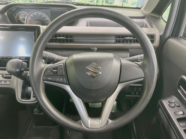 �C���e���A�ɍ��킹���f�U�C���̃X�e�A�����O�́A�^�]�������̂��Ƃ��l���A�^�]���₷���`��A�傫���ł��B�����x�A���ۂɐG���Ă��m���߂��������B