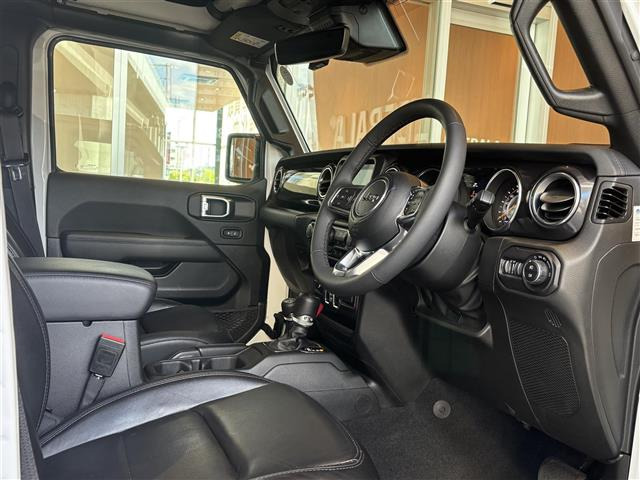 ラングラーアンリミテッド サハラ アルティチュード 4WD