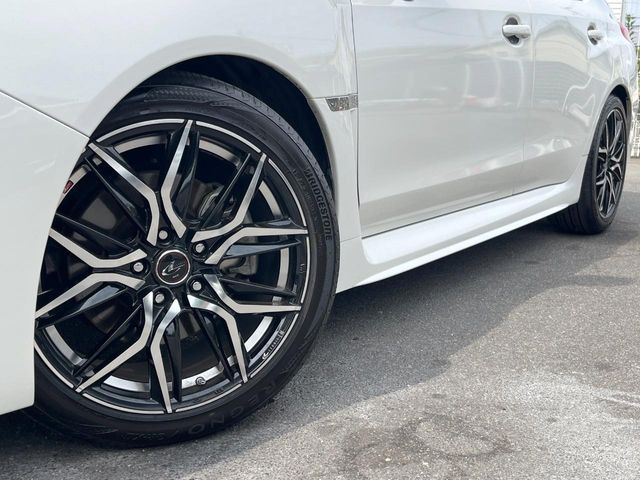 �y18�C���`�A���~�z�C�[���z�O�ςɃ}�b�`�����A���~�z�C�[���𑕒����Ă���܂��B�e��A���~�z�C�[����A�X�^�b�h���X�^�C�����戵�����Ă���܂��B���񂲑��k����������