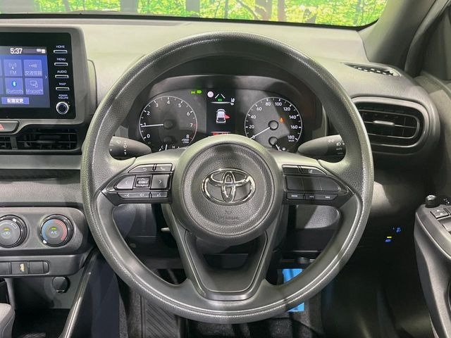 �C���e���A�ɍ��킹���f�U�C���̃X�e�A�����O�́A�^�]�������̂��Ƃ��l���A�^�]���₷���`��A�傫���ł��B�����x�A���ۂɐG���Ă��m���߂��������B
