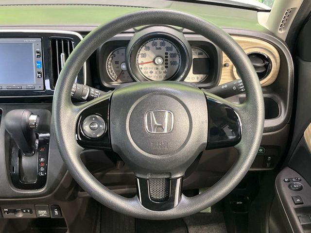 �C���e���A�ɍ��킹���f�U�C���̃X�e�A�����O�́A�^�]�������̂��Ƃ��l���A�^�]���₷���`��A�傫���ł��B�����x�A���ۂɐG���Ă��m���߂��������B