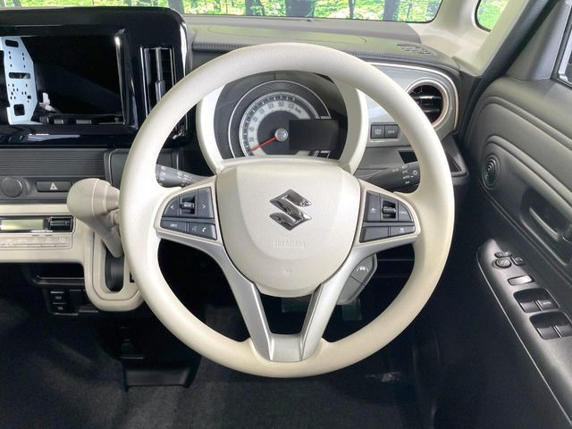 �C���e���A�ɍ��킹���f�U�C���̃X�e�A�����O�́A�^�]�������̂��Ƃ��l���A�^�]���₷���`��A�傫���ł��B�����x�A���ۂɐG���Ă��m���߂��������B