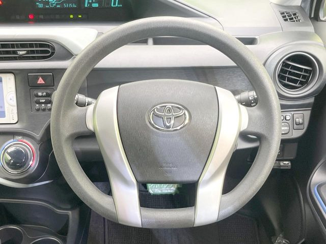 �C���e���A�ɍ��킹���f�U�C���̃X�e�A�����O�́A�^�]�������̂��Ƃ��l���A�^�]���₷���`��A�傫���ł��B�����x�A���ۂɐG���Ă��m���߂��������B