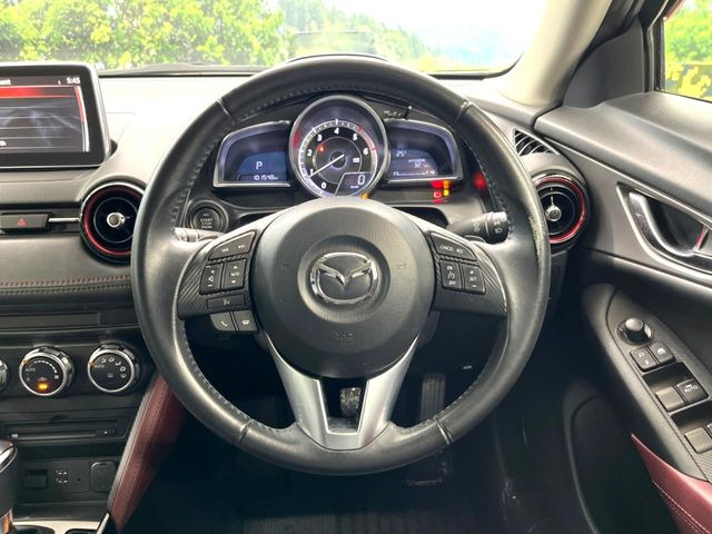 �C���e���A�ɍ��킹���f�U�C���̃X�e�A�����O�́A�^�]�������̂��Ƃ��l���A�^�]���₷���`��A�傫���ł��B�����x�A���ۂɐG���Ă��m���߂��������B