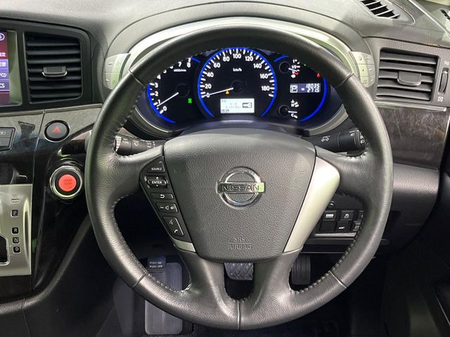 �C���e���A�ɍ��킹���f�U�C���̃X�e�A�����O�́A�^�]�������̂��Ƃ��l���A�^�]���₷���`��A�傫���ł��B�����x�A���ۂɐG���Ă��m���߂��������B