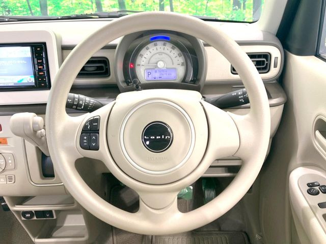 �C���e���A�ɍ��킹���f�U�C���̃X�e�A�����O�́A�^�]�������̂��Ƃ��l���A�^�]���₷���`��A�傫���ł��B�����x�A���ۂɐG���Ă��m���߂��������B