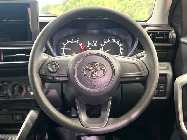 �C���e���A�ɍ��킹���f�U�C���̃X�e�A�����O�́A�^�]�������̂��Ƃ��l���A�^�]���₷���`��A�傫���ł��B�����x�A���ۂɐG���Ă��m���߂��������B